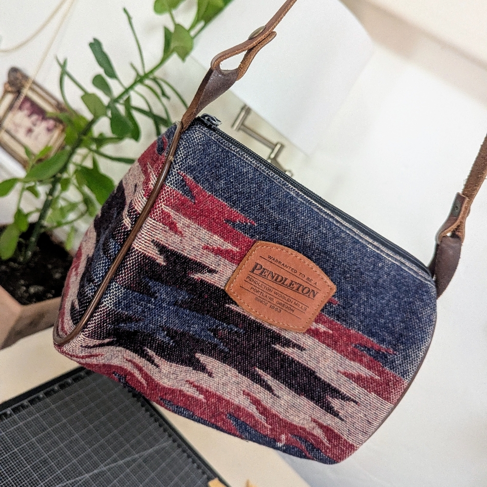 Like New Pendleton Crossbody Travel Bag Women's Blue and Red Patterned Purse